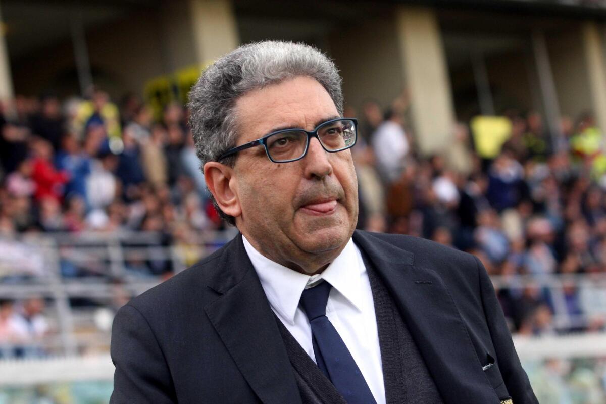 Perinetti: "Criscito in viola? Sarebbe clamoroso, voleva chiudere la carriera al Genoa" - Il direttore sportivo Giorgio Perinetti lascia il campo dopo l'espulsione, Palermo.  28 aprile 2013 
ANSA/CORRADO LANNINO