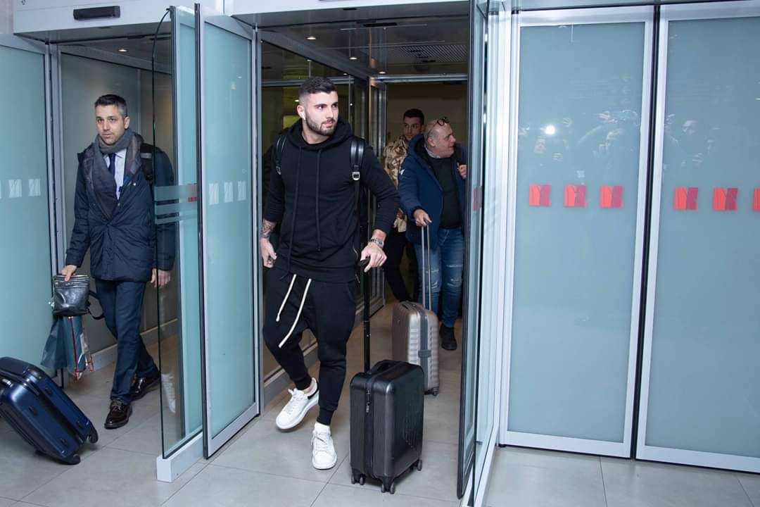 Le prime immagini di Cutrone a Firenze, sbarcato tra tanti tifosi viola. Le foto del suo arrivo
