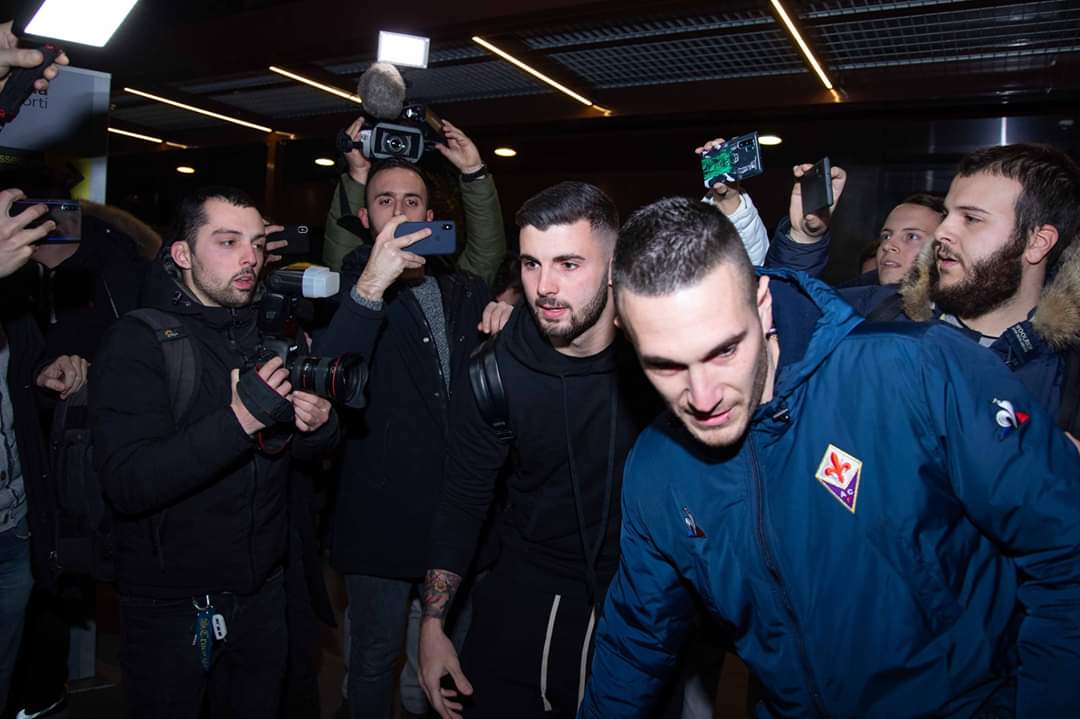 Le prime immagini di Cutrone a Firenze, sbarcato tra tanti tifosi viola. Le foto del suo arrivo