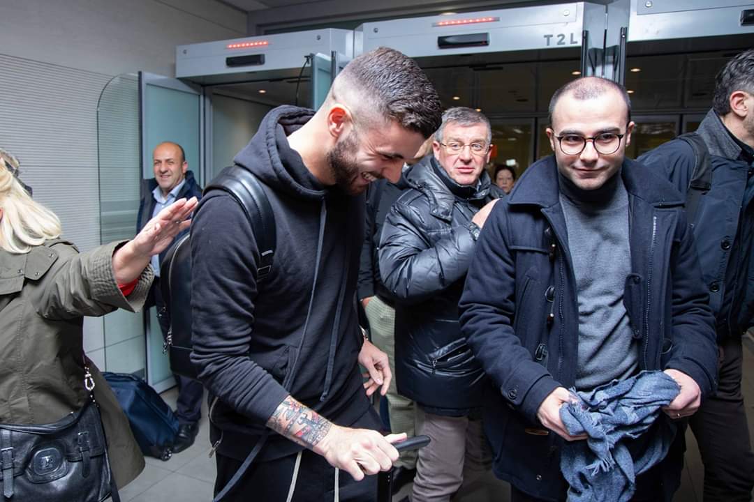 Le prime immagini di Cutrone a Firenze, sbarcato tra tanti tifosi viola. Le foto del suo arrivo
