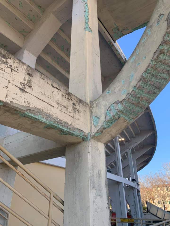 Le condizioni vergognose delle curve dello stadio Franchi, uno stato pietoso. Le immagini imbarazzanti