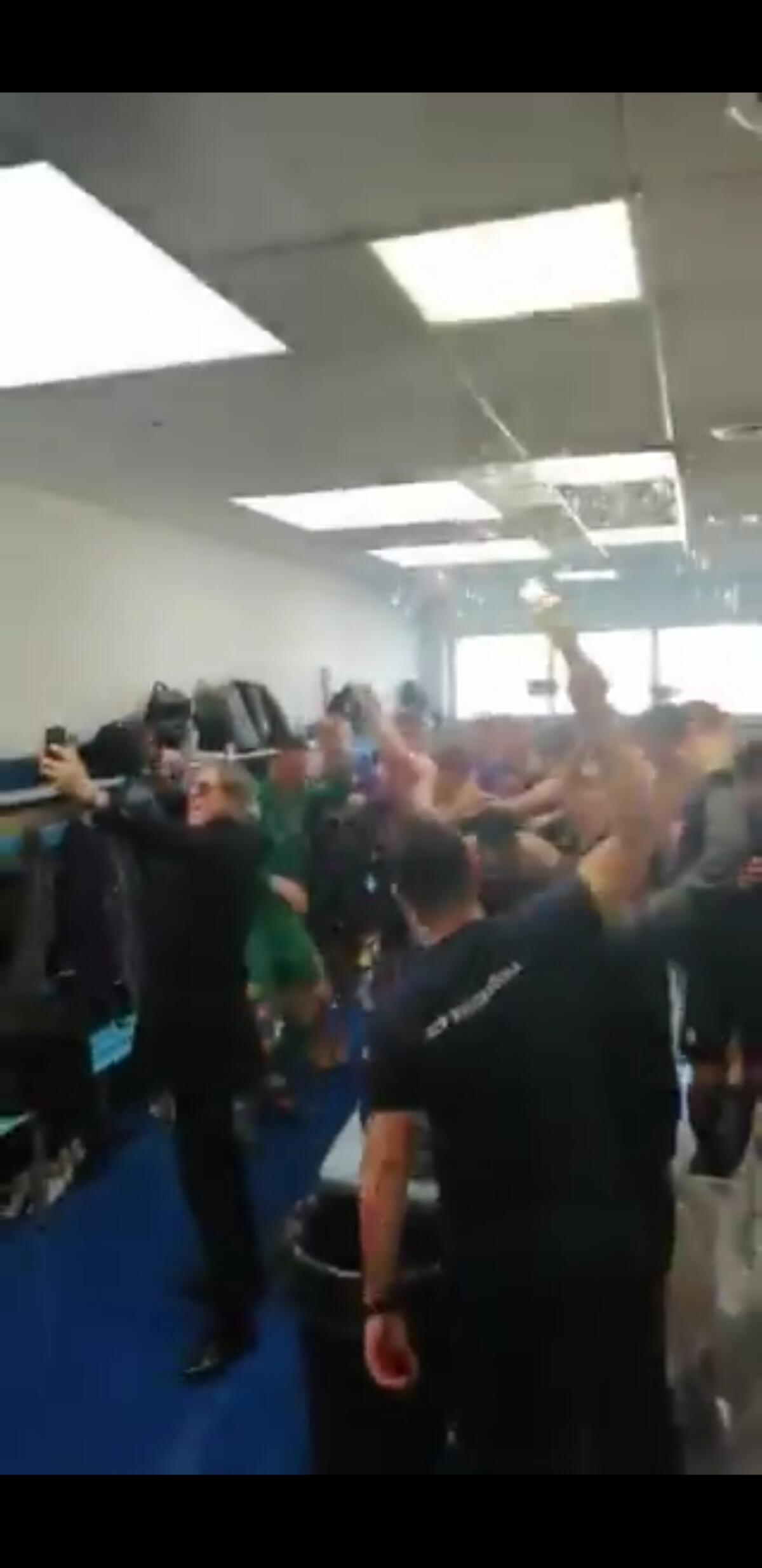 La Primavera viola elimina la Juventus e nello spogliatoio si canta: "E Firenze caricava bombe nell'aria". Euforia Fiorentina - 