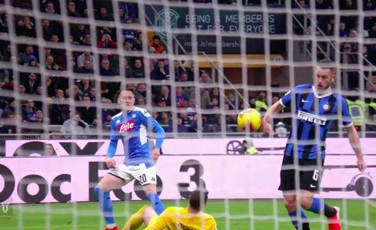 Mano larga, tocco di De Vrij ma arbitro e Var non danno rigore. Dove sta l'uniformità di giudizio? - 