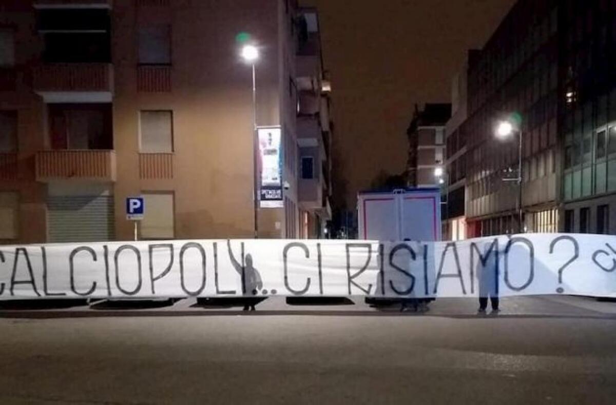 La Curva Nord dell'Inter protesta sotto la Lega: "Calciopoli... Ci risiamo?" - 