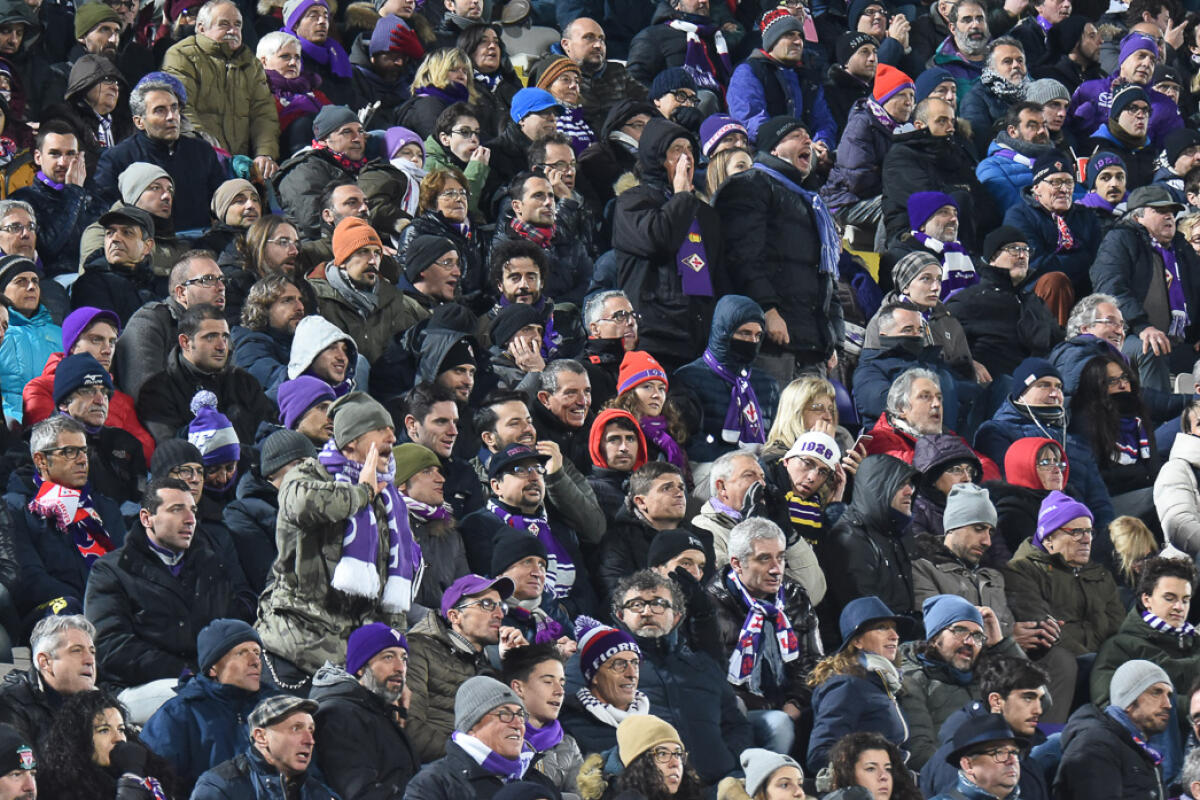 In Curva Ferrovia, tifosi viola costretti a togliersi la sciarpa della Fiorentina per rispetto ai milanisti presenti? La ricostruzione - Firenze, stadio Artemio Franchi, 22.12.2016, Fiorentina-Napoli, Foto Fiorenzo Sernacchioli. Copyright Labaroviola.com