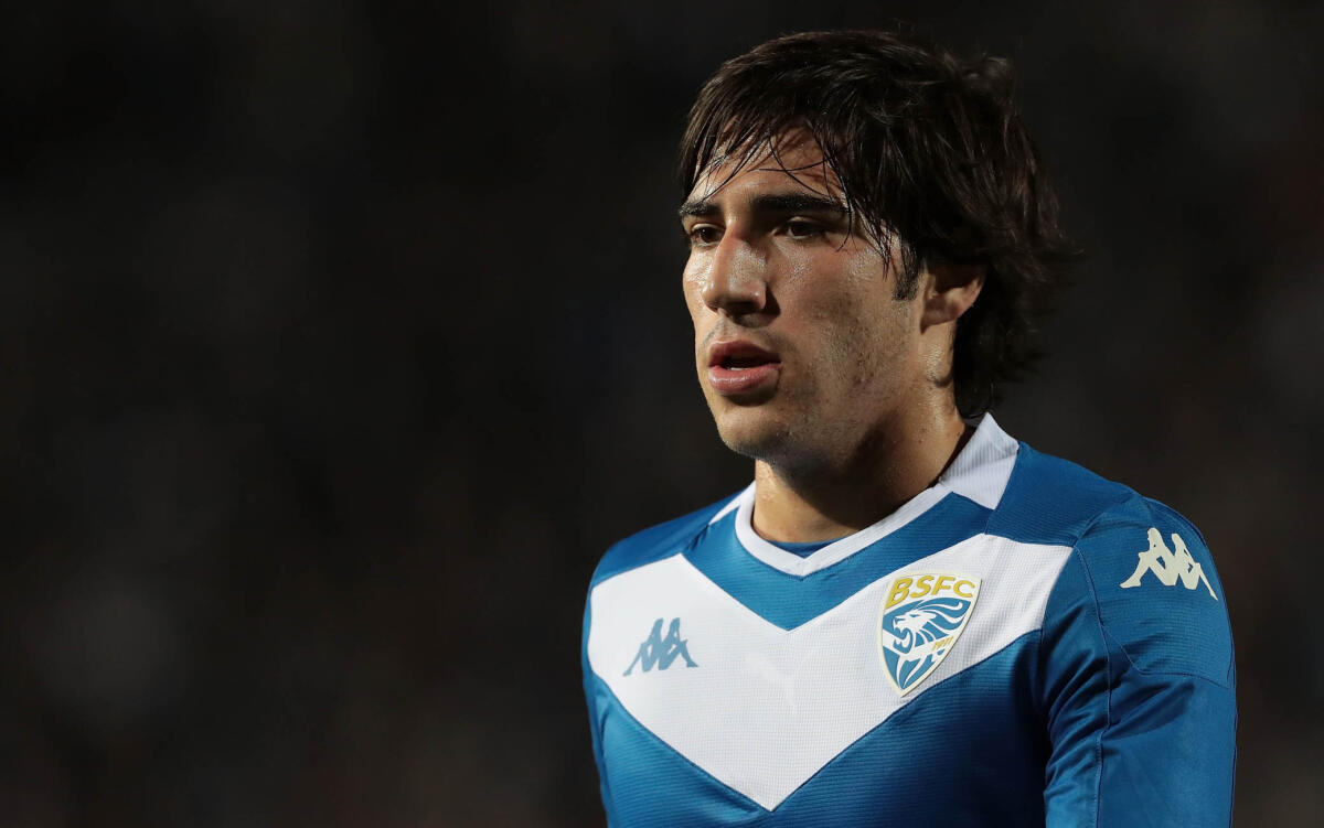 Sfuma definitivamente Tonali per la Fiorentina? Sarà asta a partire da 60 milioni, su di lui Real, City, Barça e Juventus - BRESCIA, ITALY - OCTOBER 21:  Sandro Tonali of Brescia Calcio looks on during the Serie A match between Brescia Calcio and ACF Fiorentina at Stadio Mario Rigamonti on October 21, 2019 in Brescia, Italy.  (Photo by Emilio Andreoli/Getty Images)