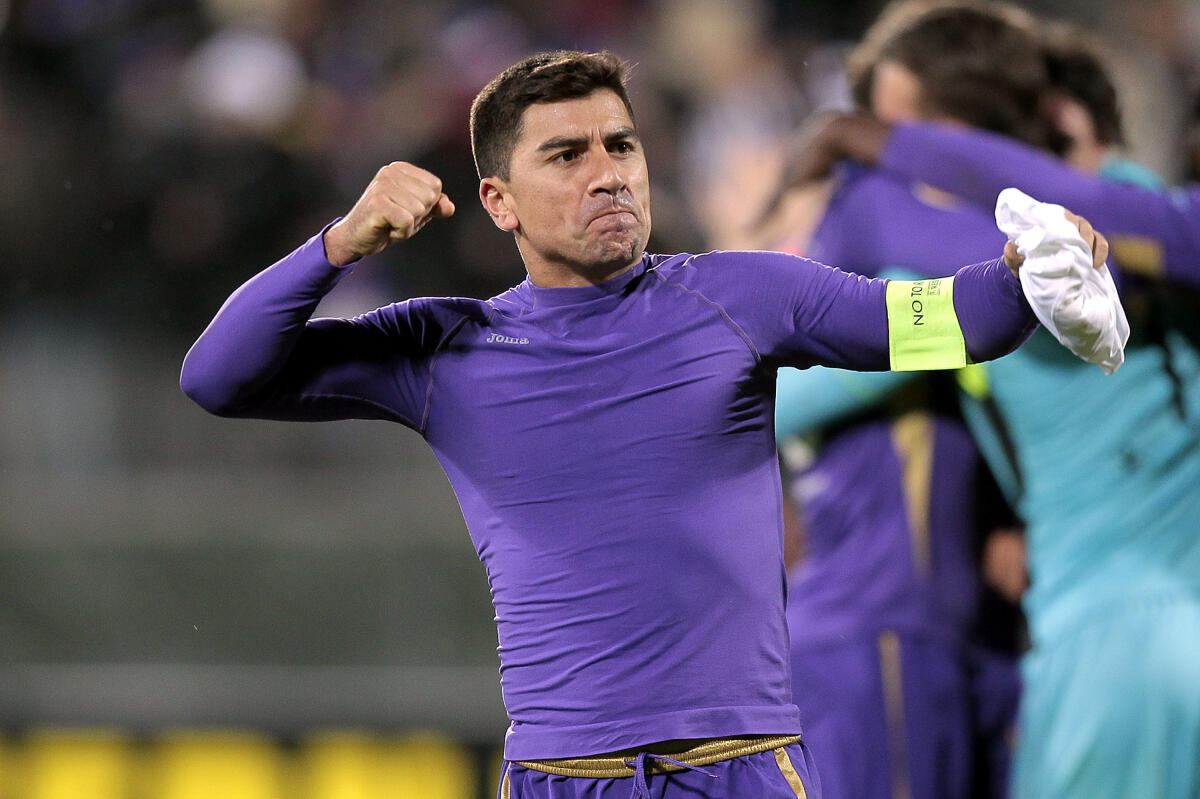 Pizarro: "Contro la Juventus è sempre stato così. Non è bello vedere la Fiorentina chiusa in difesa anche quando perde" - FLORENCE, ITALY - FEBRUARY 26: David Pizarro of ACF Fiorentina celebrates the victory after the UEFA Europa League Round of 32 match between  ACF Fiorentina and Tottenham Hotspur FC at Artemio Franchi stadium on February 26, 2015 in Florence, Italy. 