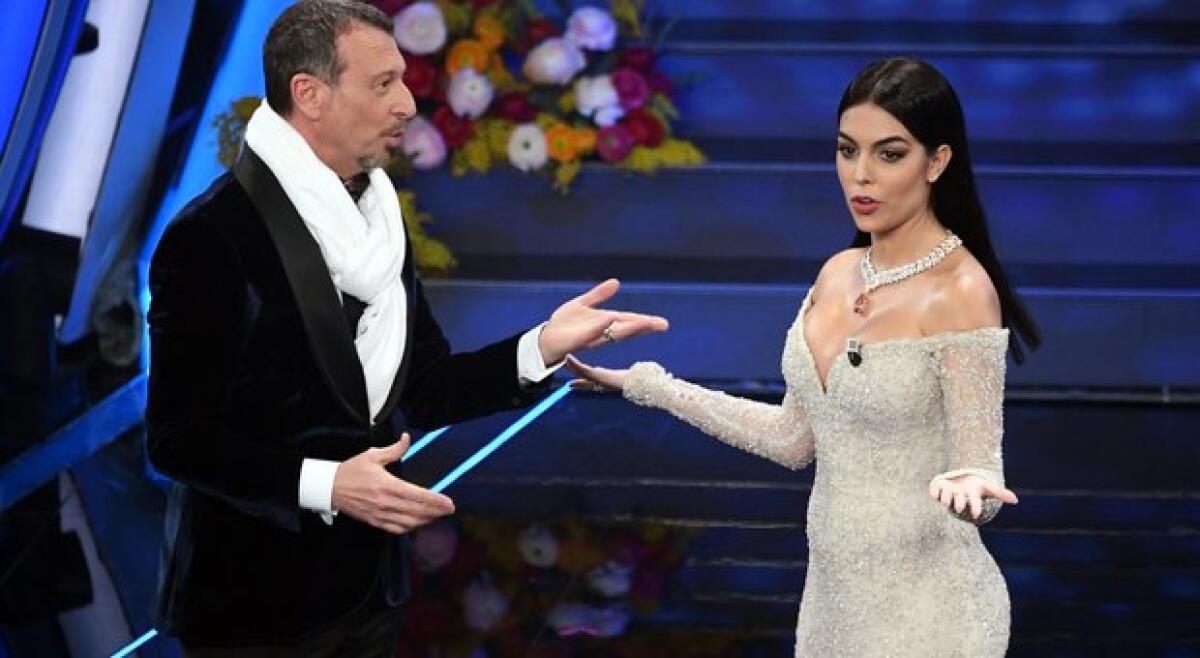 Georgina a Sanremo: "La maglia più bella del mondo? Quella della Juventus" e la Sampdoria risponde a tono... - Italian Sanremo Festival artistic director Amadeus (L) and Argentine model Georgina Rodriguez, partner of&nbsp;Portuguese soccer star Cristiano Ronaldo, on stage at the Ariston theatre during the 70th Sanremo Italian Song Festival, Sanremo, Italy, 06
