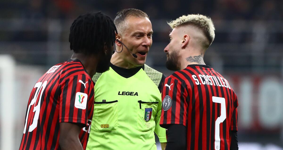 La Juve raggiunge il Milan al 91' con un rigore, i milanisti sono furiosi. Il racconto - MILAN, ITALY - FEBRUARY 13:  Referee Paolo Valeri (C) disputes with Samuel Castillejo (R) of AC Milan during the Coppa Italia Semi Final match between AC Milan and Juventus at Stadio Giuseppe Meazza on February 13, 2020 in Milan, Italy.  (Photo by Ma