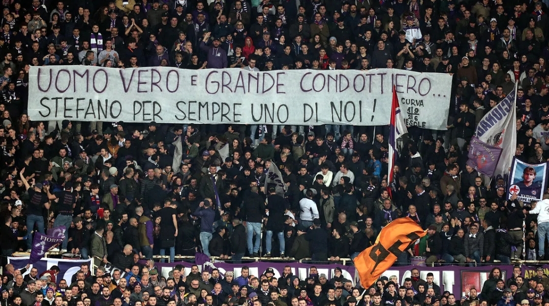 Dalla maglia regalata dei tifosi allo striscione della Fiesole. L'accoglienza calorosa a Stefano Pioli