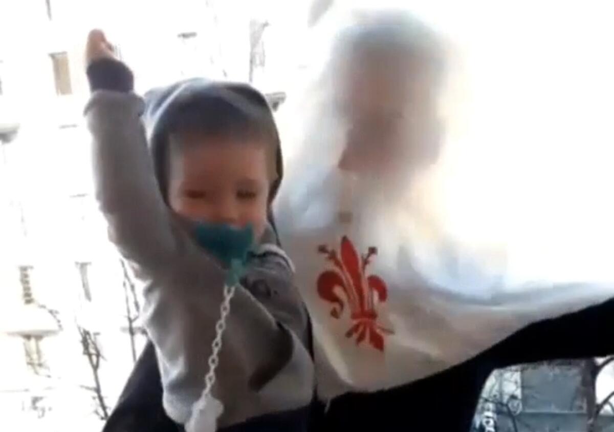 VIDEO, l'inno della Fiorentina cantato sul balcone da papà e figlio avvolti dalla bandiera di Firenze - 