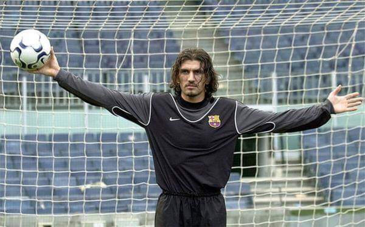 L'ex portiere del Barcellona Rustu è in pericolo di vita per il Coronavirus. L'annuncio della moglie.. - 