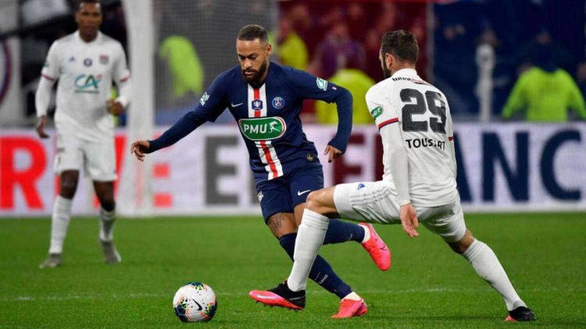 La Ligue 1 viene sospesa, la Premier League invece non si ferma. E lo fa a porte aperte - 