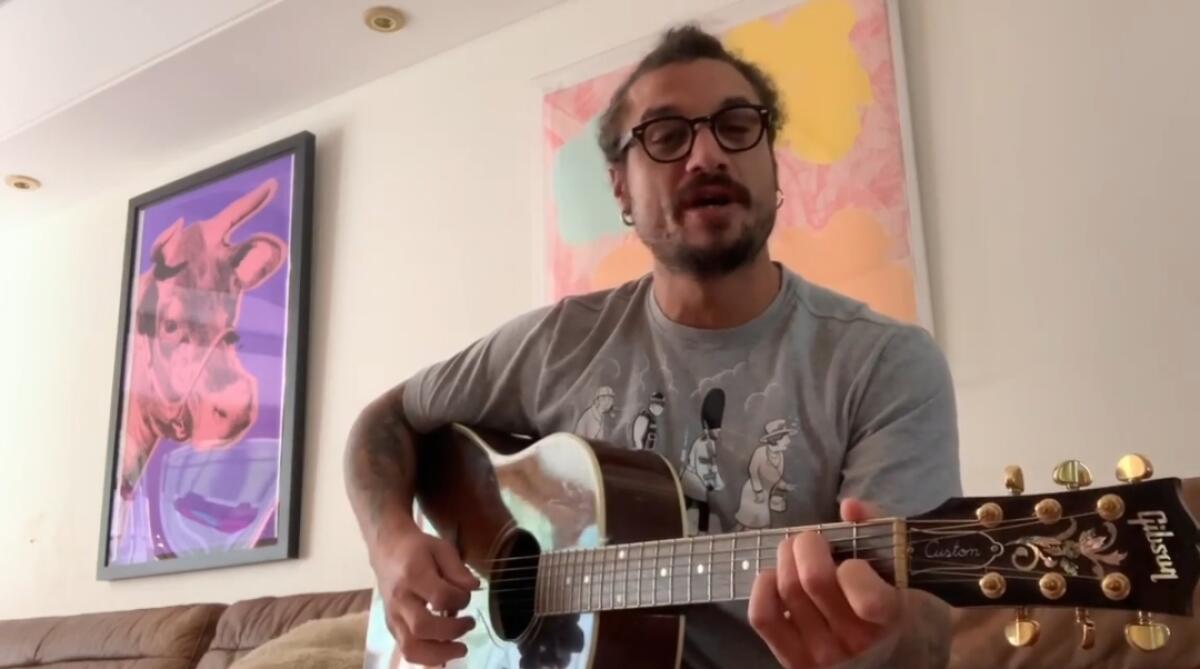VIDEO, Osvaldo suona e canta il coro della Fiesole per Frey, un regalo per tutti i tifosi viola - 