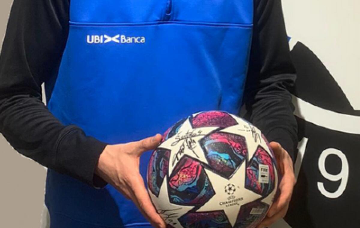 Coronavirus, Ilicic cuore grande: donato il pallone del poker Champions all'ospedale di Bergamo - 