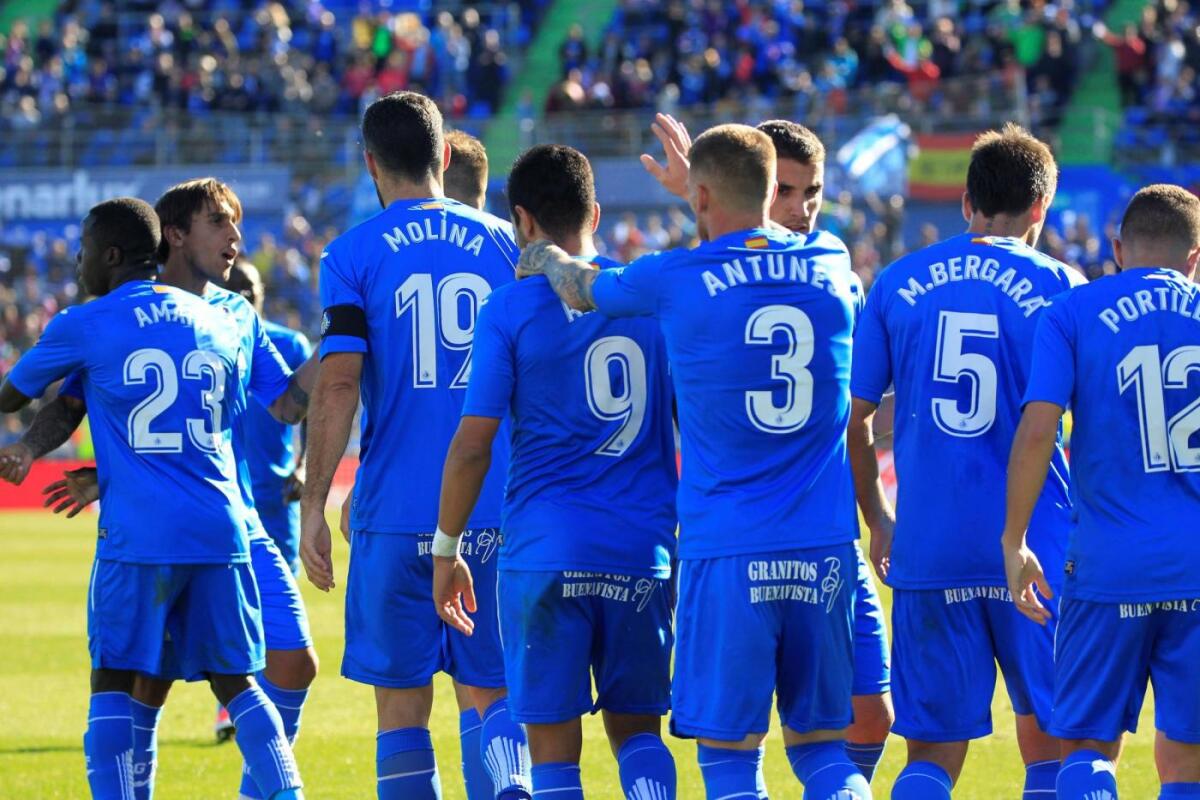 Il Getafe non parte per Milano: "Non partiremo, la nostra salute vale di più di una partita di calcio. La Uefa prenda una decisione" - Getafe's players celebrate after forward Angel Rodriguez scored a goal against Alaves during their Spanish Primera Division League soccer match at the Coliseum Alfonso Perez stadium in Madrid, Spain, 18 November 2017. EFE/ Victor Lerena