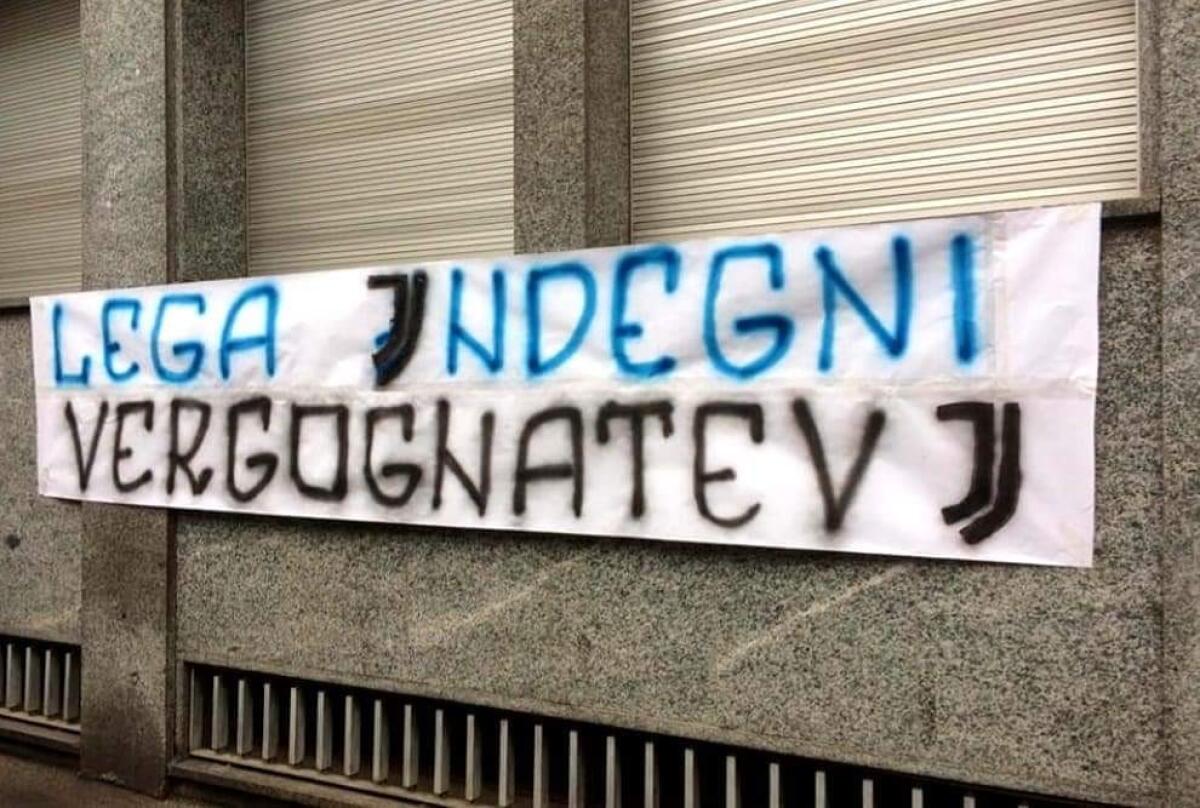 Partite rinviate su pressione della Juventus? Sotto la Lega Calcio striscioni di protesti dei tifosi interisti - 