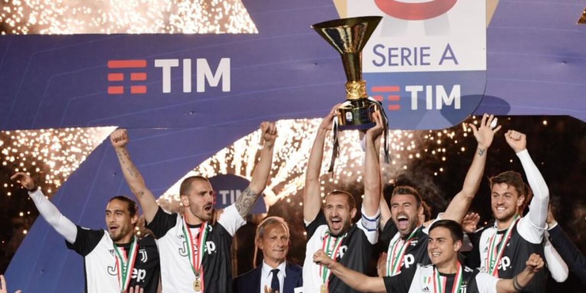 Che succede se non termina la Serie A? Juve campione d'Italia, in B Genoa, Brescia e Spal - Juventus' Italian defender Leonardo Bonucci celebrates winning with team mates the Italian Champion's trophy at the end of the Italian Serie A football match Juventus vs Atalanta on May 19, 2019 at the Allianz stadium in Turin. (Photo by Marco Bertor