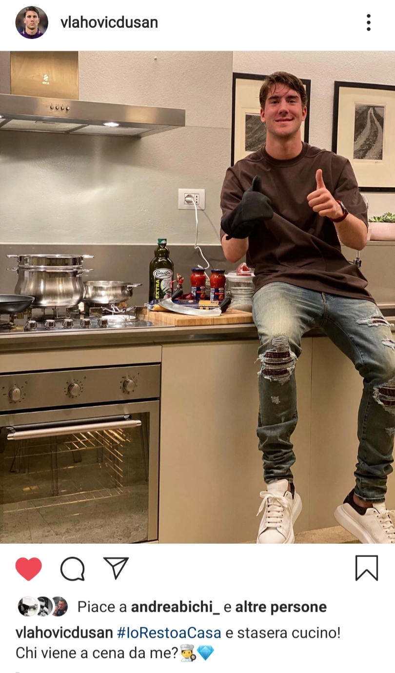 Gaffe social di Vlahovic: "Stasera cucino io, chi viene a cenare a casa mia?" E un tifoso viola risponde...