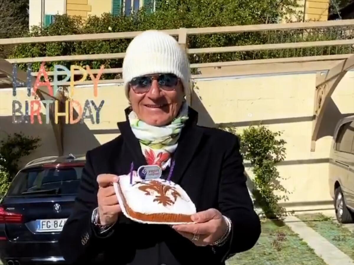 FOTO, "Happy birthday!" Rita festeggia il suo Giancarlo con una torta di compleanno col giglio - 