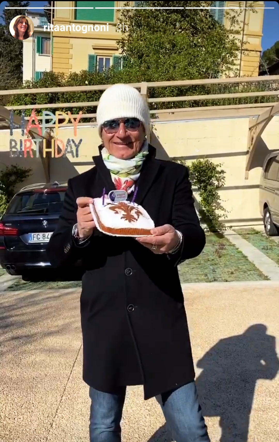 FOTO, "Happy birthday!" Rita festeggia il suo Giancarlo con una torta di compleanno col giglio