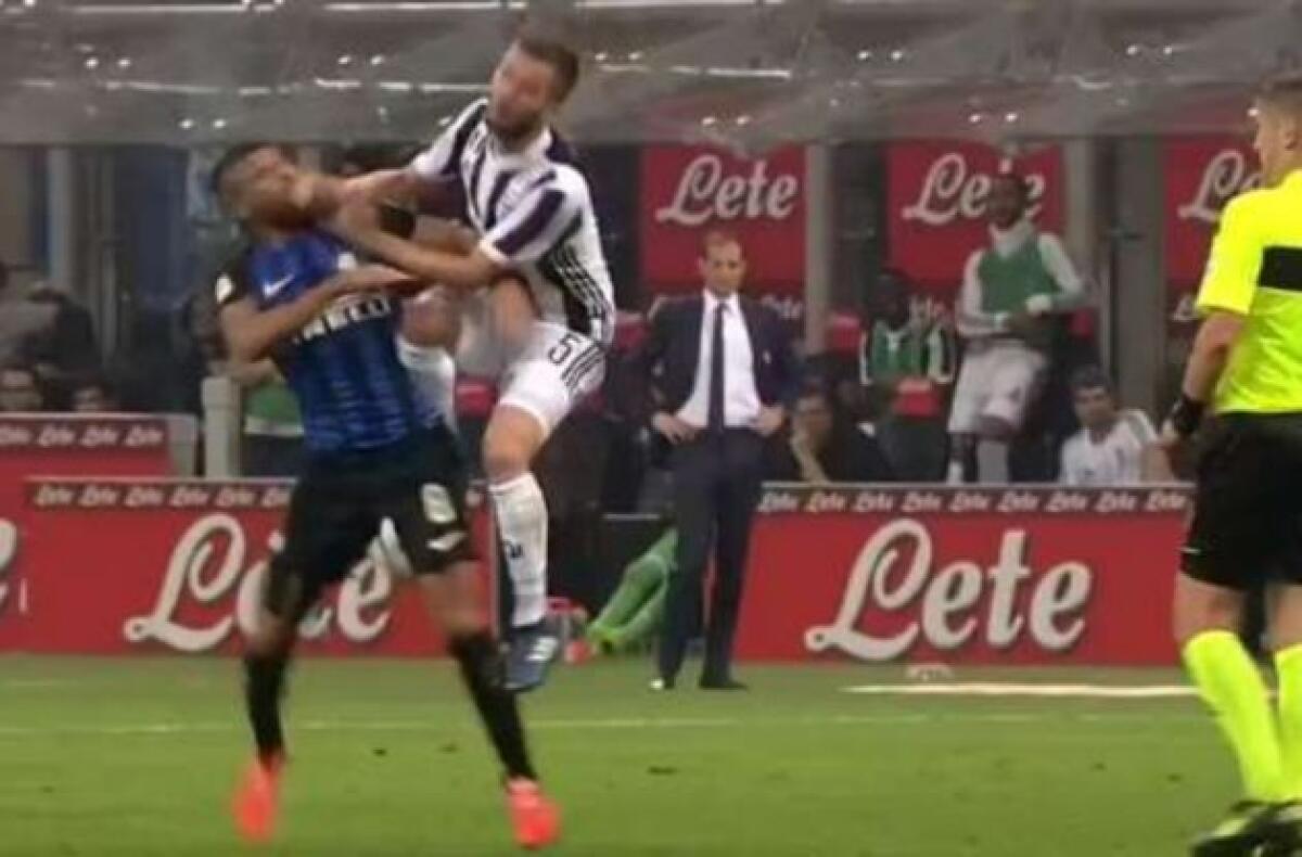 Il capo della Procura della Figc si è dimesso, il motivo? Era sparito l'audio del mancato rosso a Pjanic - 