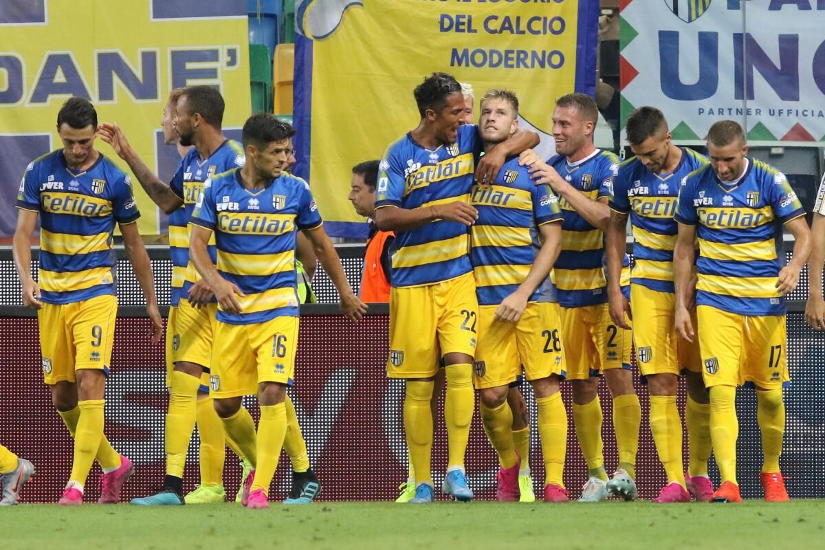 Due calciatori del Parma risultati positivi al Coronavirus ma asintomatici. Sono stati messi in isolamento - Parma´s Riccardo Gagliolo (C) celebrated by his teammates after scoring the goal during the Italian Serie A soccer match Udinese Calcio vs Parma Calcio at the Friuli - Dacia Arena stadium in Udine, Italy, 1 September 2019. ANSA/GABRIELE MENIS