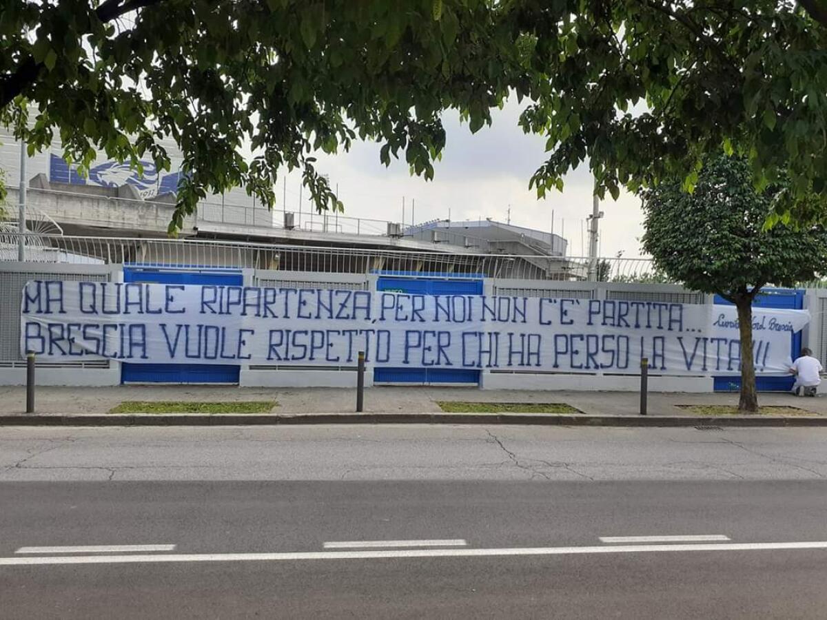 FOTO "Brescia vuole rispetto per chi ha perso la vita" Struscione della Curva nord contro la ripresa della serie A - 
