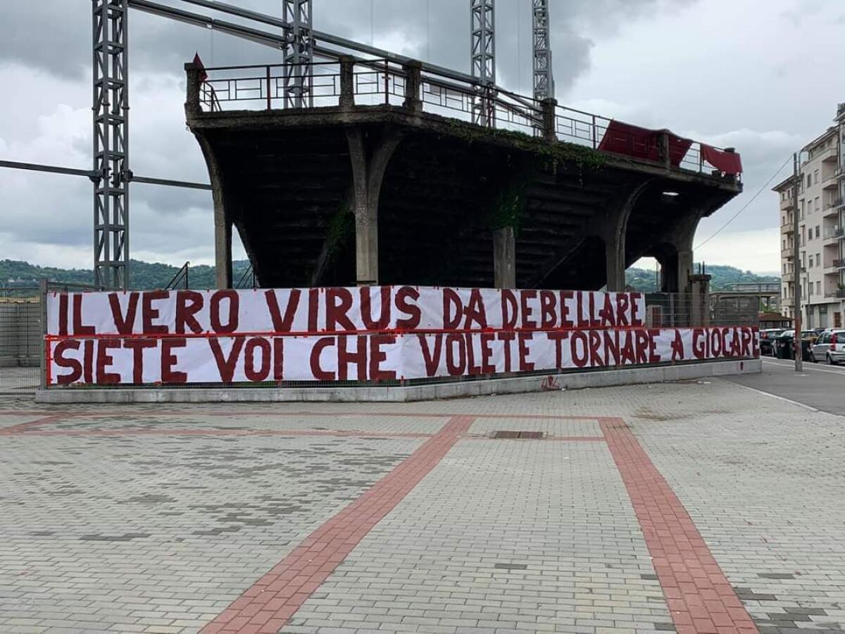 FOTO: "Il vero virus da debellare siete voi.."Striscione davanti al Filadelfia dei tifosi contro il Palazzo del calcio - 