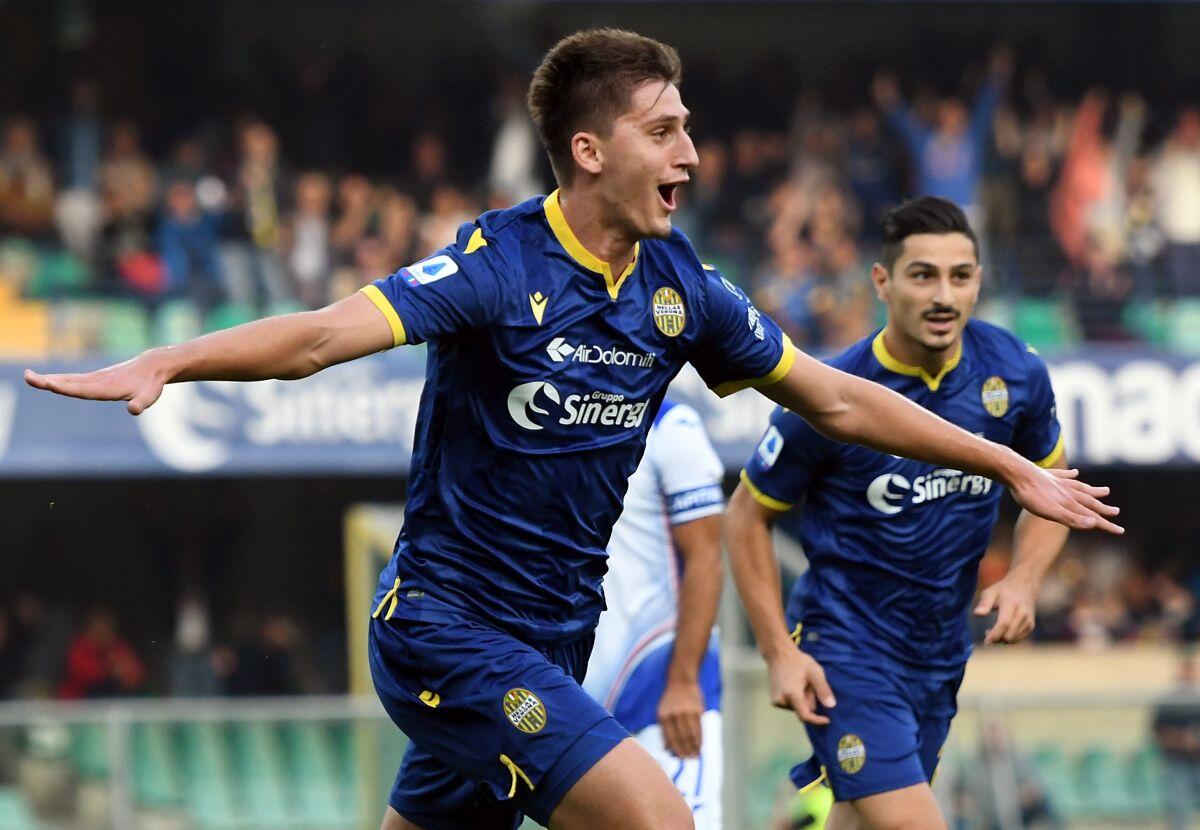 Nazione, Kumbulla alla Fiorentina? Si può. L’Hellas Verona spara: 30 milioni - VERONA, ITALY - OCTOBER 05:  Marash Kumbulla of Hellas Verona  celebrates after scoring the opening goal during the Serie A match between Hellas Verona and UC Sampdoria at Stadio Marcantonio Bentegodi on October 5, 2019 in Verona, Italy.  (Photo by A