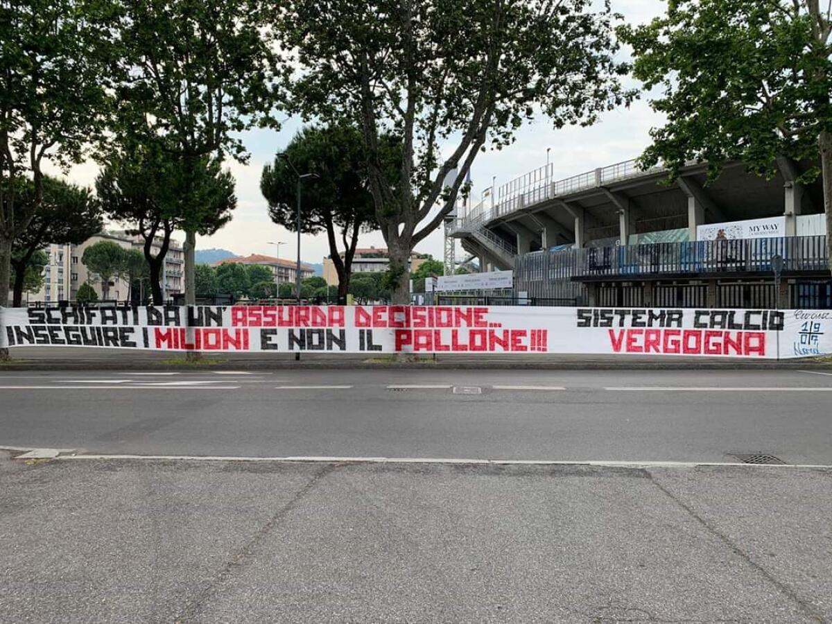 FOTO, "Schifati da un'assurda decisione. Sistema calcio vergogna". Striscione-protesta della curva atalantina - 