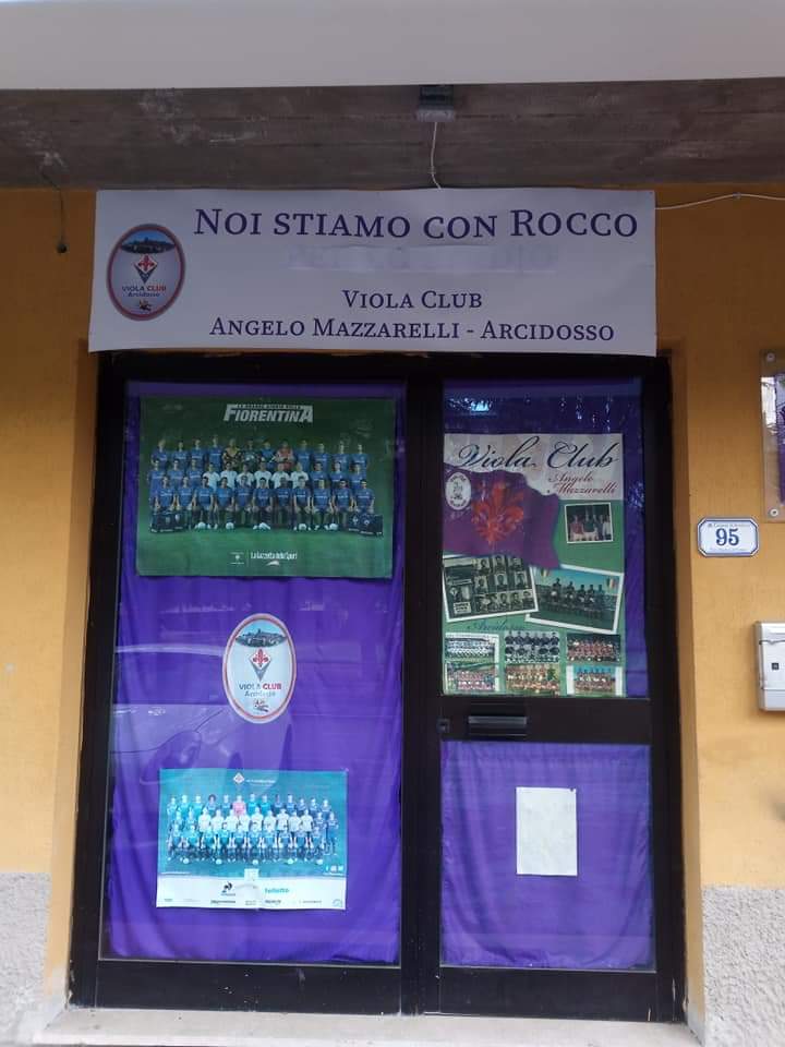 Striscione del Viola Club Arcidosso in Toscana #NOISTIAMOCONROCCO