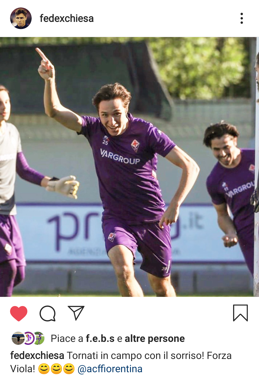 Federico Chiesa su Instagram: "Tornati in campo con il sorriso! Forza viola!