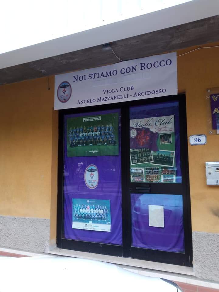 Striscione del Viola Club Arcidosso in Toscana #NOISTIAMOCONROCCO