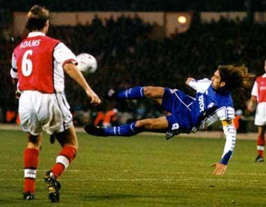 Un momento del match: Tony Adams prova a vigilare sul Re Leone