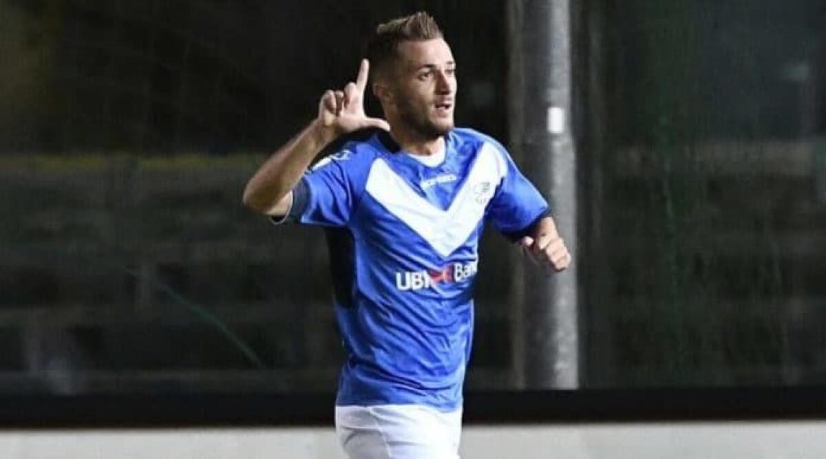 Al 14' Caceres atterra in area Dessena, calcio di rigore per il Brescia. Donnarumma fa 1-0 dal dischetto - 