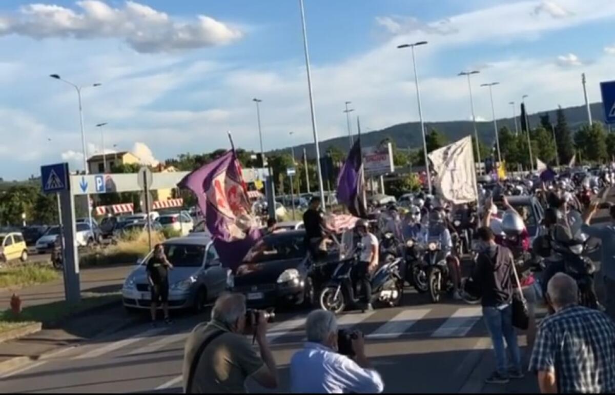 Corteo in favore del nuovo stadio della Fiorentina, molti tifosi senza le mascherine - 