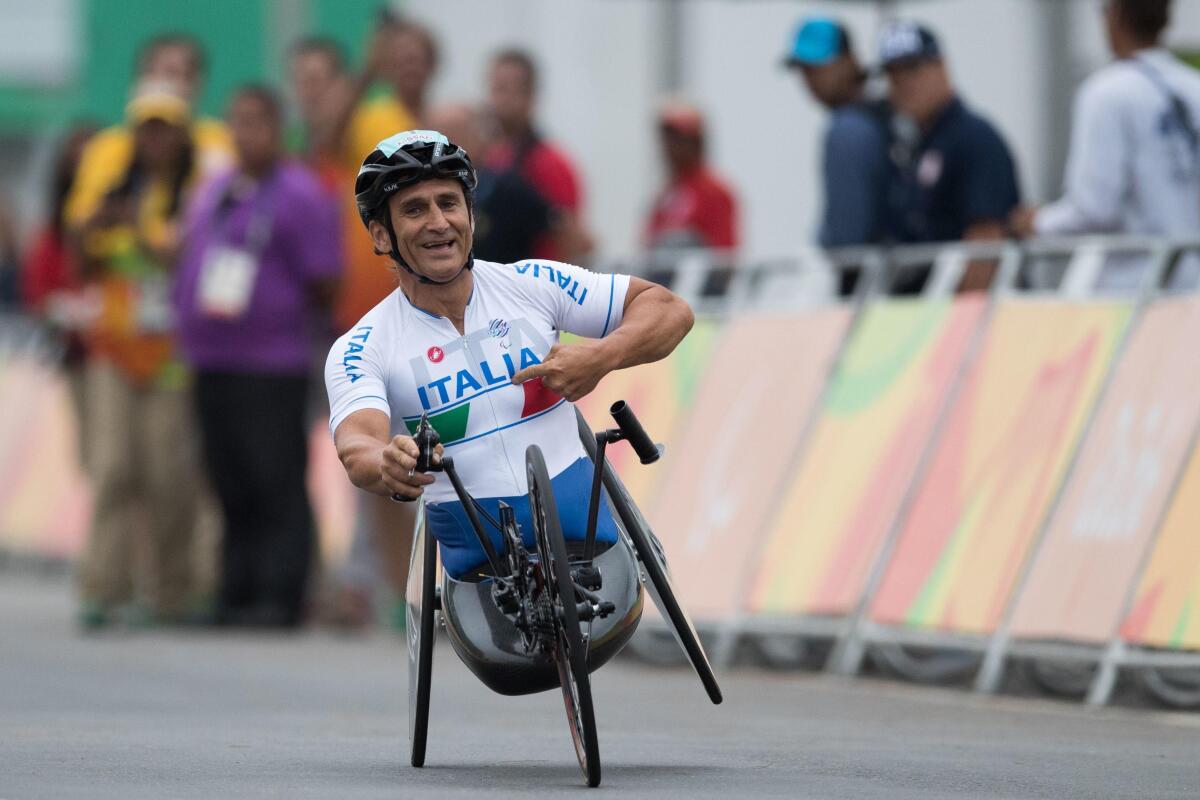 Le condizioni di Zanardi: "Gravissimo ma stabile, respira tramite macchinari". Il report - 