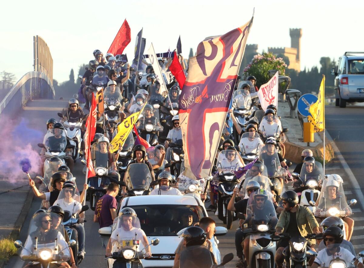 Franchi o Campi Bisenzio? Nessuno si vuole esporre, ma spunta uno striscione contro Nardella e maglie per Campi - 