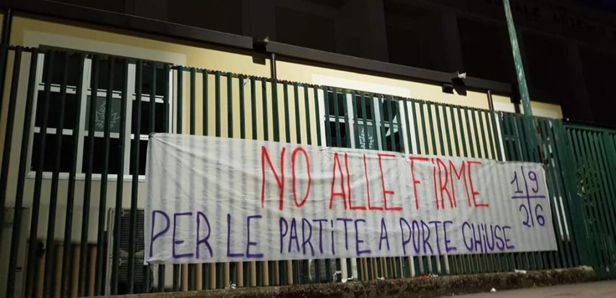 (FOTO): i tifosi viola si schierano con uno striscione "No alle firme per le partite a porte chiuse" - 