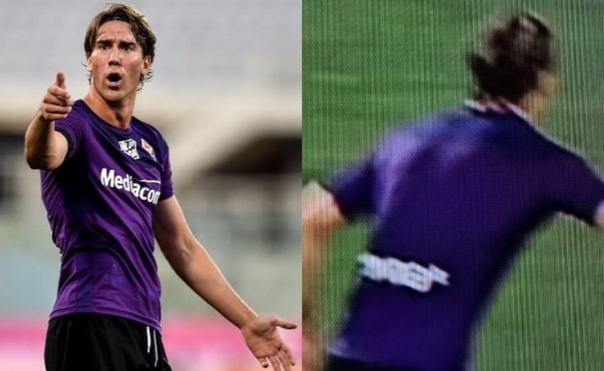 Vlahovic con la maglia senza numero per qualche minuto, ecco il motivo di questa anomalia - 