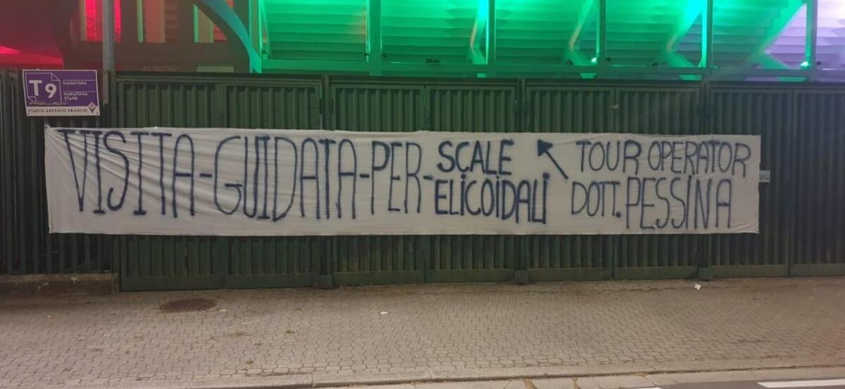 L’ironia dello striscione al Franchi: “Visita guidata per scale elicoidali, tour operator Pessina” - 