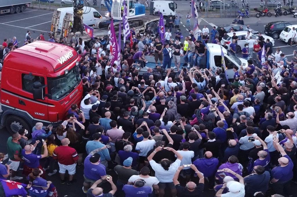 I tifosi viola avvisano il comune: "Accontentate Rocco". La carica dei mille, e spunta Joe Barone