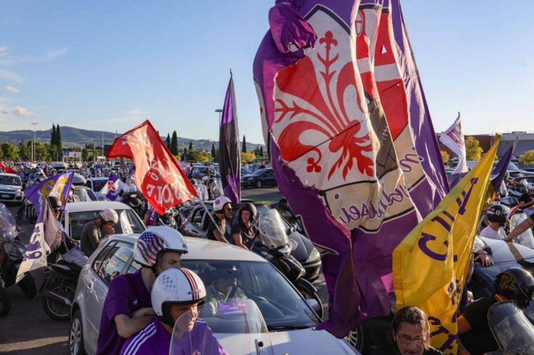 I tifosi della Fiorentina sono chiari "Vogliamo lo stadio!" Al Franchi ruspe e striscione con curve demolite
