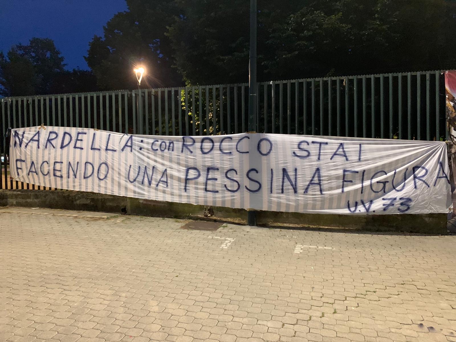 Franchi o Campi Bisenzio? Nessuno si vuole esporre, ma spunta uno striscione contro Nardella e maglie per Campi