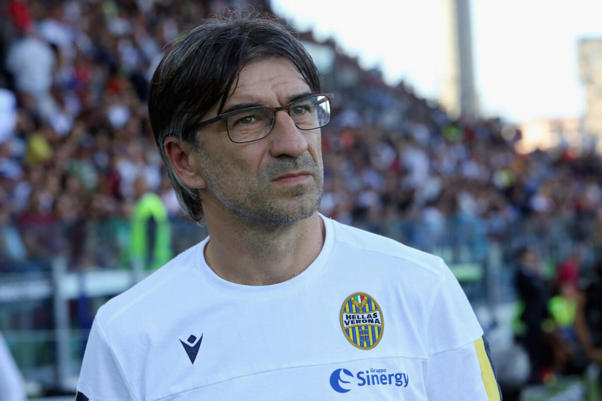 Gazzetta, Juric resta a Verona, niente Fiorentina. In arrivo il rinnovo - CAGLIARI, ITALY - SEPTEMBER 29: Hellas Verona's coach Ivan Juric looks on during the Serie A match between Cagliari Calcio and Hellas Verona at Sardegna Arena on September 29, 2019 in Cagliari, Italy.  (Photo by Enrico Locci/Getty Images)