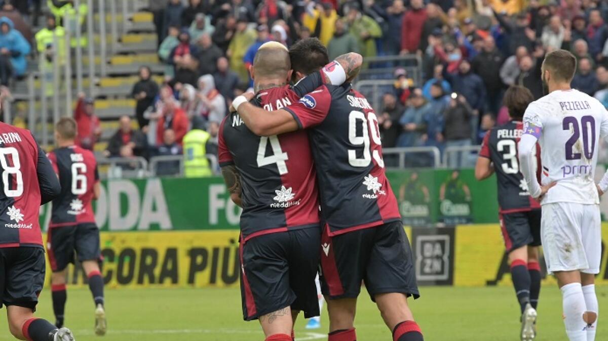 (FOTO) Simeone si lamenta del gol annullato: "E' fuorigioco?" E Nainggolan: "Se sposti la linea sì" - 10-11-2019 Cagliari, Calcio Serie A 2019/20, Sardegna Arena, Cagliari vs Fiorentina. Foto Gianluca Zuddas per Cagliarinews24.com. Nella foto: Nainggolan, Simeone