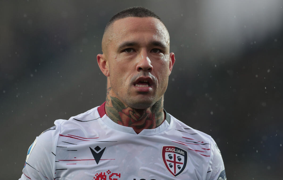 Dalla Sardegna, niente Nainggolan per la Fiorentina: o Inter o Cagliari a vita - BERGAMO, ITALY - NOVEMBER 03:  Radja Nainggolan of Cagliari Calcio looks on during the Serie A match between Atalanta BC and Cagliari Calcio at Gewiss Stadium on November 3, 2019 in Bergamo, Italy.  (Photo by Emilio Andreoli/Getty Images)