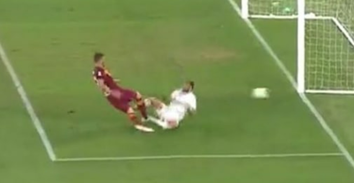 Il rigore inesistente fischiato alla Roma dopo il tocco dell'arbitro