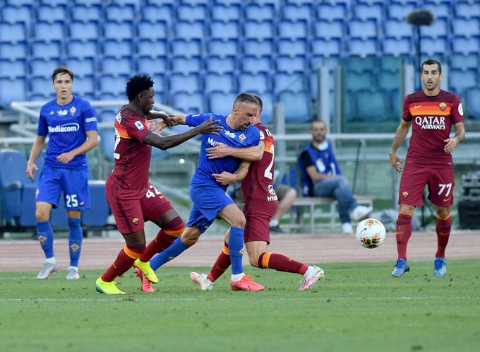 Un momento della gara, Ribery salta due uomini